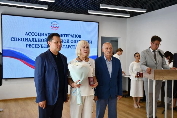 Алабугада һәлак булган сугышчыларның гаиләләренә Батырлык орденнары тапшырылды