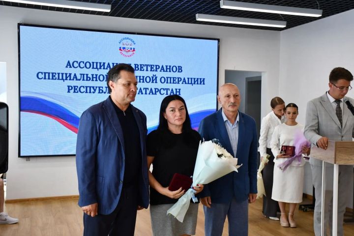Алабугада һәлак булган сугышчыларның гаиләләренә Батырлык орденнары тапшырылды
