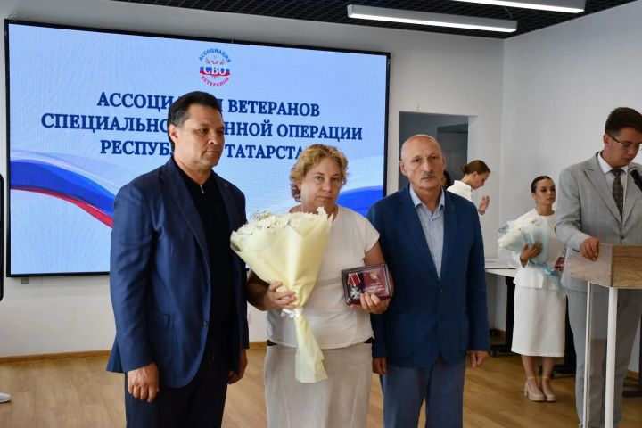 Алабугада һәлак булган сугышчыларның гаиләләренә Батырлык орденнары тапшырылды