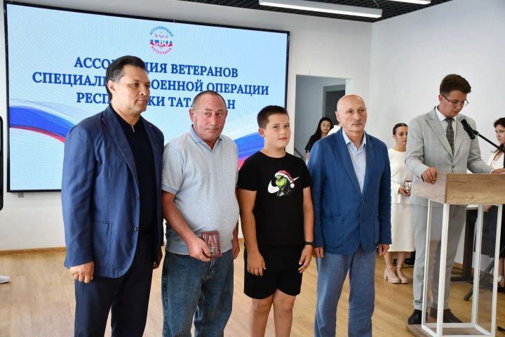 Алабугада һәлак булган сугышчыларның гаиләләренә Батырлык орденнары тапшырылды