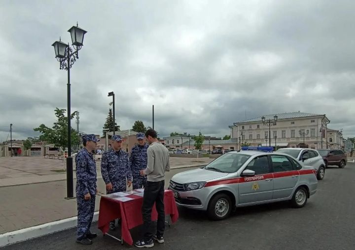 На площади Ленина в Елабуге работал мобильный агитационный пункт Росгвардии