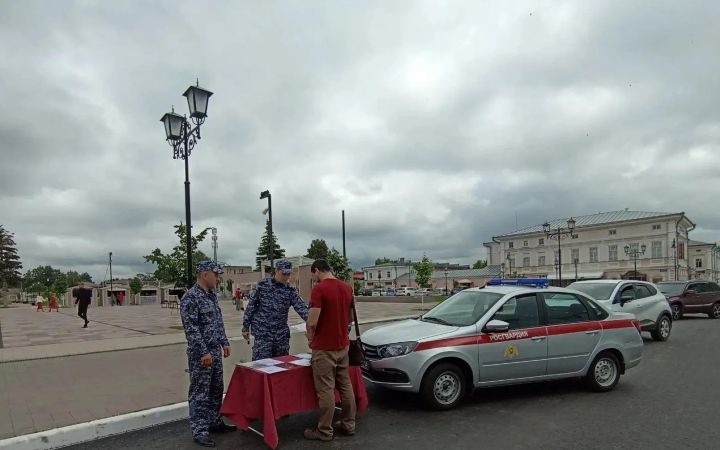 Алабугада Ленин мәйданында Росгвардиянең мобиль агитация пункты эшләде