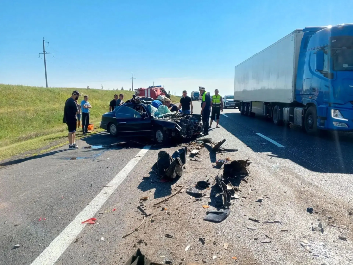 На трассе М-7 в Елабужском районе Hyundai врезался в машину дорожников