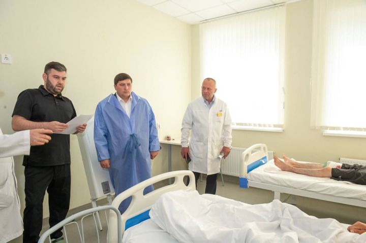 Радмир Беляев посетил больницу, где лечатся пострадавшие после атаки БПЛА