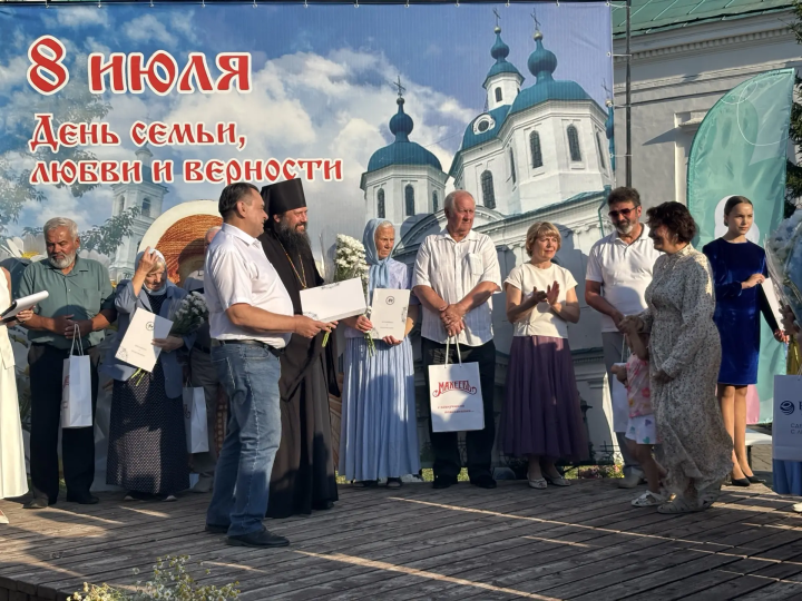 В Елабуге торжественно отметили День семьи, любви и верности