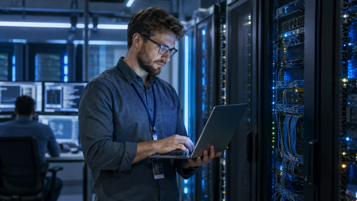 Как поздравить работников IT-сферы: красивые поздравления в прозе и СМС