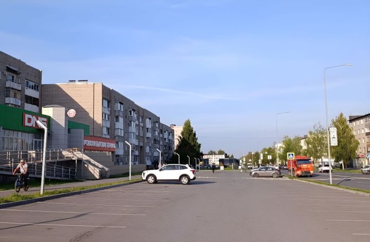 Алабуганың Нефтьчеләр проспектында түләүле парковка эшли башлады
